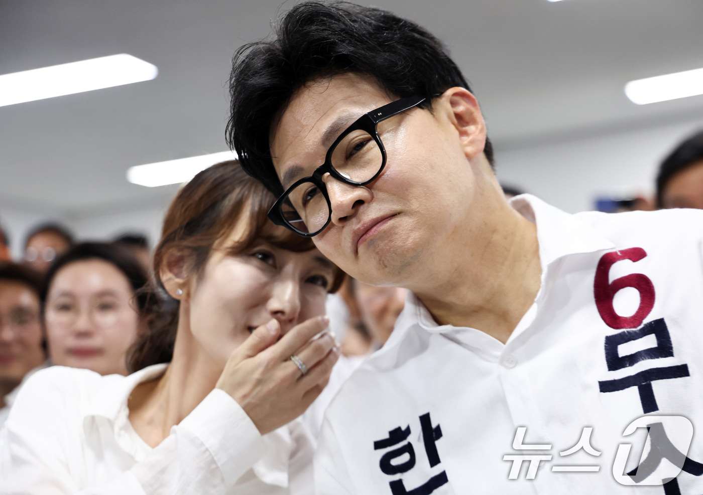 (부산=뉴스1) 최지환 기자 = 한동훈 무소속 부산 북구갑 국회의원 후보와 부인 진은정 변호사가 4일 새벽 부산 북구 선거사무소에서 개표방송을 지켜보며 대화를 나누고 있다. 202 …
