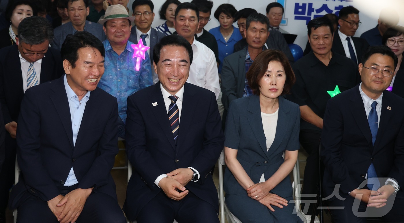 (천안=뉴스1) 김기남 기자 = 박수현 더불어민주당 충남도지사 후보가 4일 새벽 충남 천안시 선거사무실에서 당선이 유력시 되자 지지자들과 밝은 표정으로 개표 상황을 지켜보고 있다. …