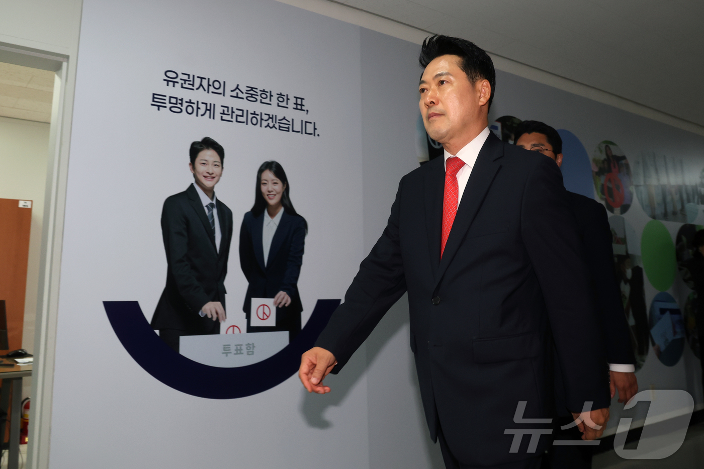 (서울=뉴스1) 황기선 기자 = 장동혁 국민의힘 상임선거대책위원장이 4일 6.3 지방선거 투표소 용지 부족 사태와 관련해 서울시선거관리위원회를 항의 방문을 마친 뒤 이동하고 있다. …