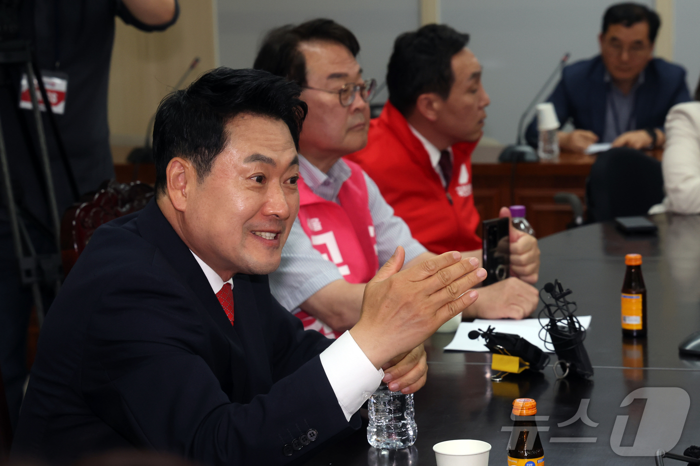 (서울=뉴스1) 황기선 기자 = 장동혁 국민의힘 상임선거대책위원장이 4일 6.3 지방선거 투표소 용지 부족 사태와 관련해 서울시선거관리위원회를 항의 방문하고 있다. 2026.6.4 …