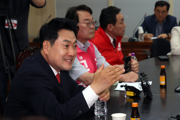 서울시 선관위에 항의하는 장동혁 대표