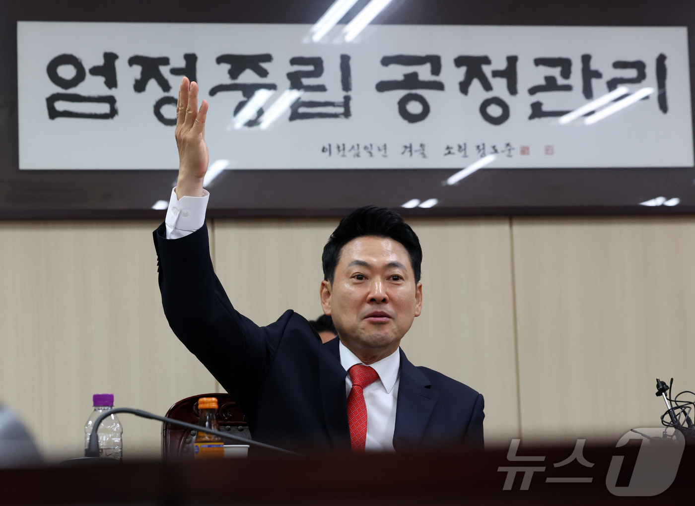 (서울=뉴스1) 황기선 기자 = 장동혁 국민의힘 상임선거대책위원장이 4일 6.3 지방선거 투표소 용지 부족 사태와 관련해 서울시선거관리위원회를 항의 방문하고 있다. 2026.6.4 …