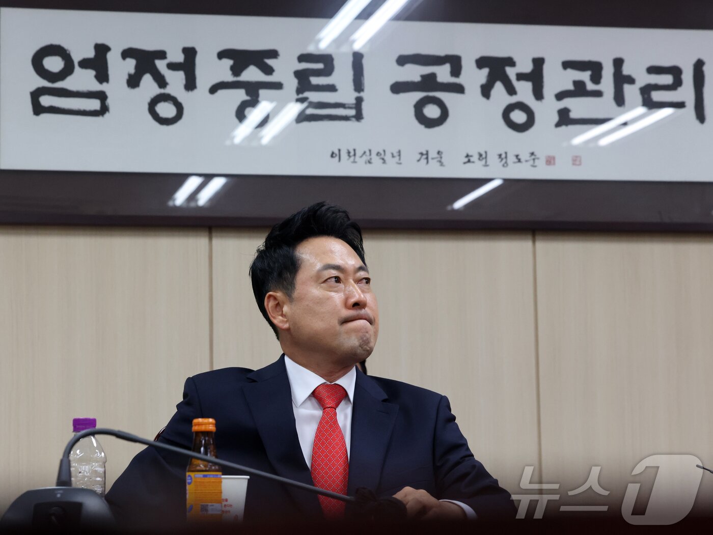 본문 이미지 - 장동혁 국민의힘 상임선거대책위원장이 4일 6.3 지방선거 투표소 용지 부족 사태와 관련해 서울시선거관리위원회를 항의 방문하고 있다. 2026.6.4 ⓒ 뉴스1 황기선 기자