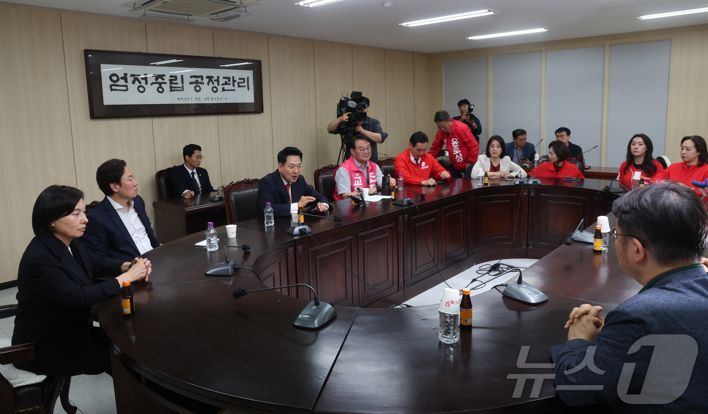 (서울=뉴스1) 황기선 기자 = 장동혁 국민의힘 상임선거대책위원장이 4일 6.3 지방선거 투표소 용지 부족 사태와 관련해 서울시선거관리위원회를 항의 방문하고 있다. 2026.6.4 …