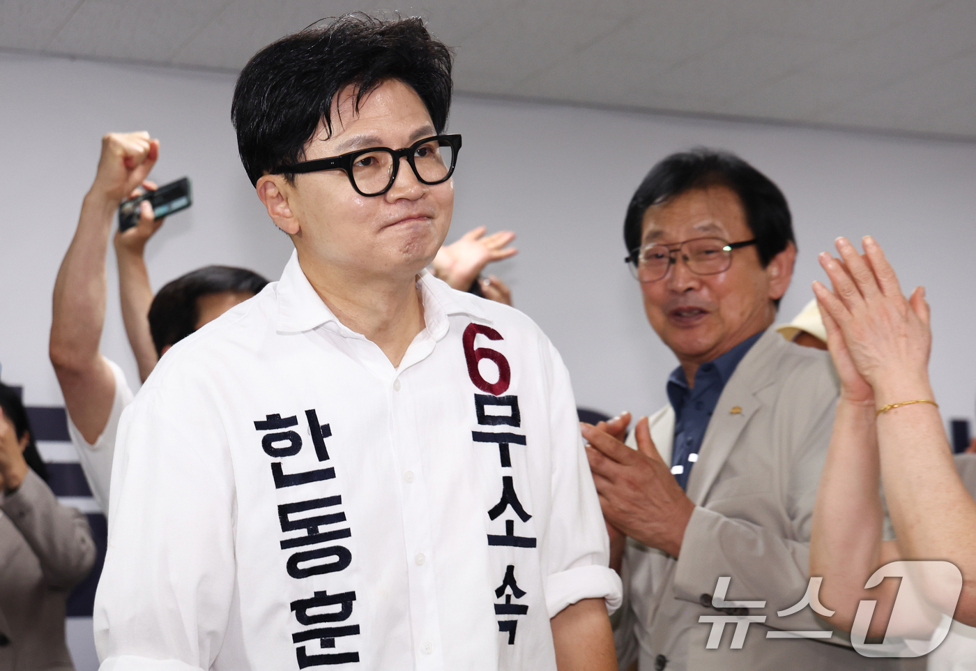 (부산=뉴스1) 최지환 기자 = 한동훈 무소속 부산 북구갑 국회의원 후보가 4일 새벽 부산 북구 선거사무소로 들어오고 있다. 2026.6.4/뉴스1