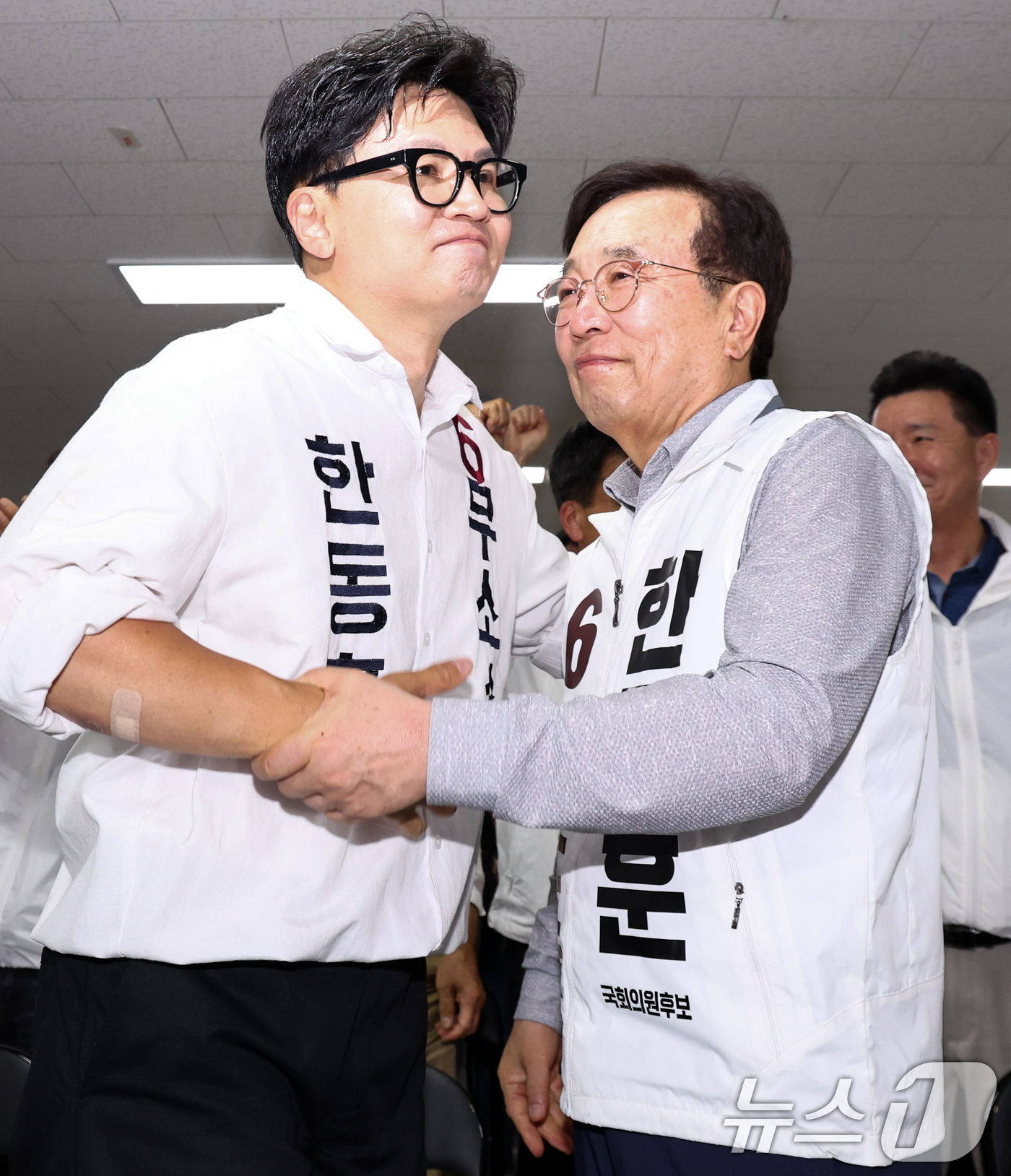 (부산=뉴스1) 최지환 기자 = 한동훈 무소속 부산 북구갑 국회의원 후보와 서병수 명예 선대위원장이 4일 새벽 부산 북구 선거사무소에서 하정우 더불어민주당 후보와 득표 격차가 줄어 …