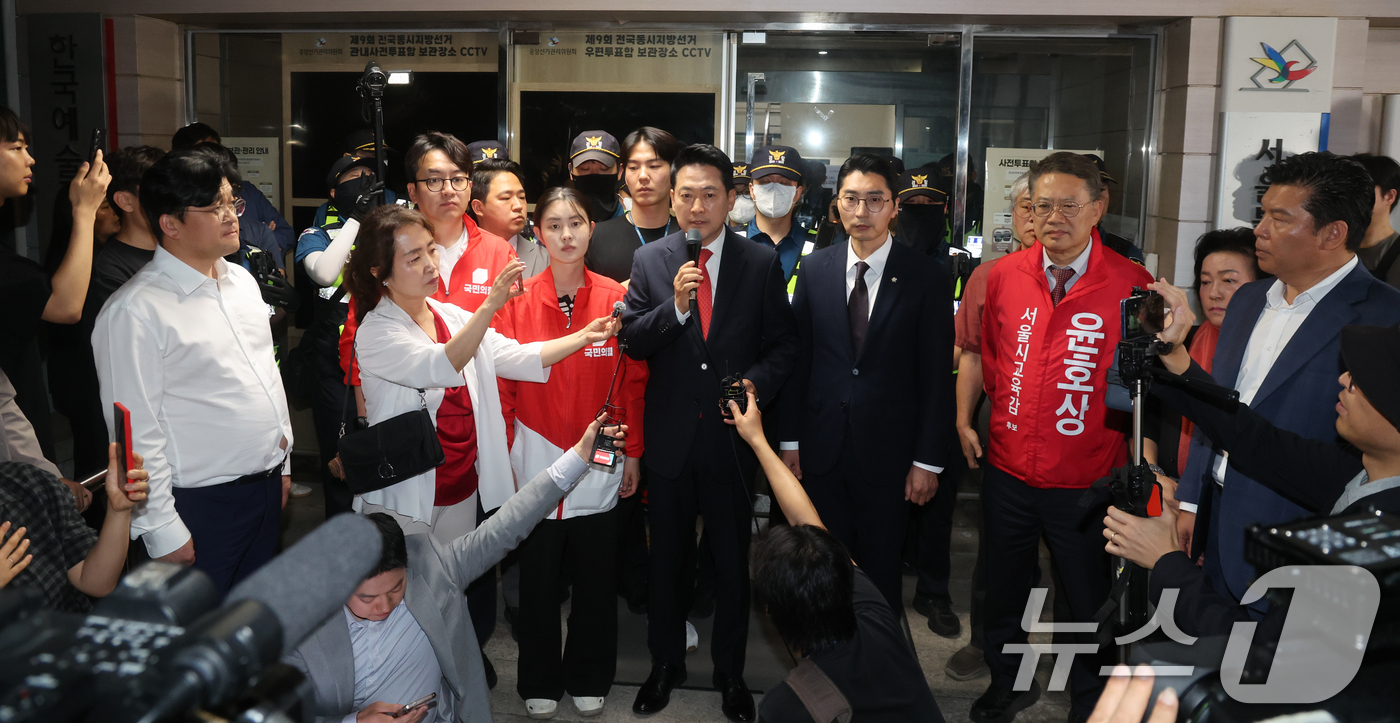 (서울=뉴스1) 황기선 기자 = 장동혁 국민의힘 상임선거대책위원장이 4일 6.3 지방선거 투표소 용지 부족 사태와 관련해 서울시선거관리위원회 항의 방문을 마친 뒤 입장을 밝히고 있 …