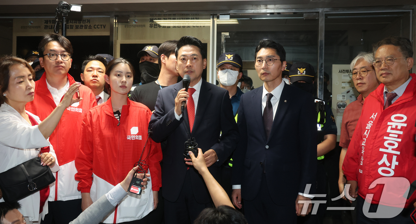 (서울=뉴스1) 황기선 기자 = 장동혁 국민의힘 상임선거대책위원장이 4일 6.3 지방선거 투표소 용지 부족 사태와 관련해 서울시선거관리위원회 항의 방문을 마친 뒤 입장을 밝히고 있 …