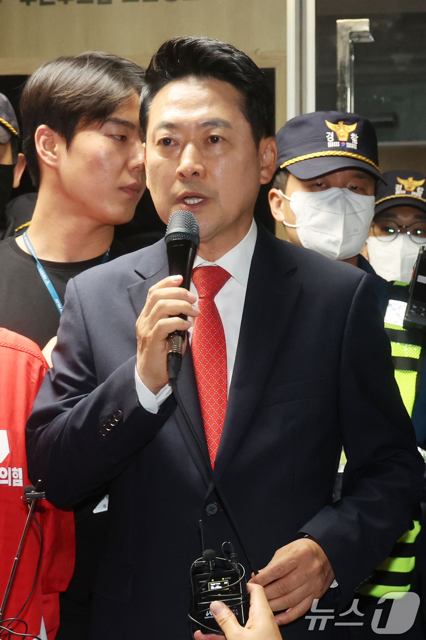 (서울=뉴스1) 황기선 기자 = 장동혁 국민의힘 상임선거대책위원장이 4일 6.3 지방선거 투표소 용지 부족 사태와 관련해 서울시선거관리위원회 항의 방문을 마친 뒤 입장을 밝히고 있 …