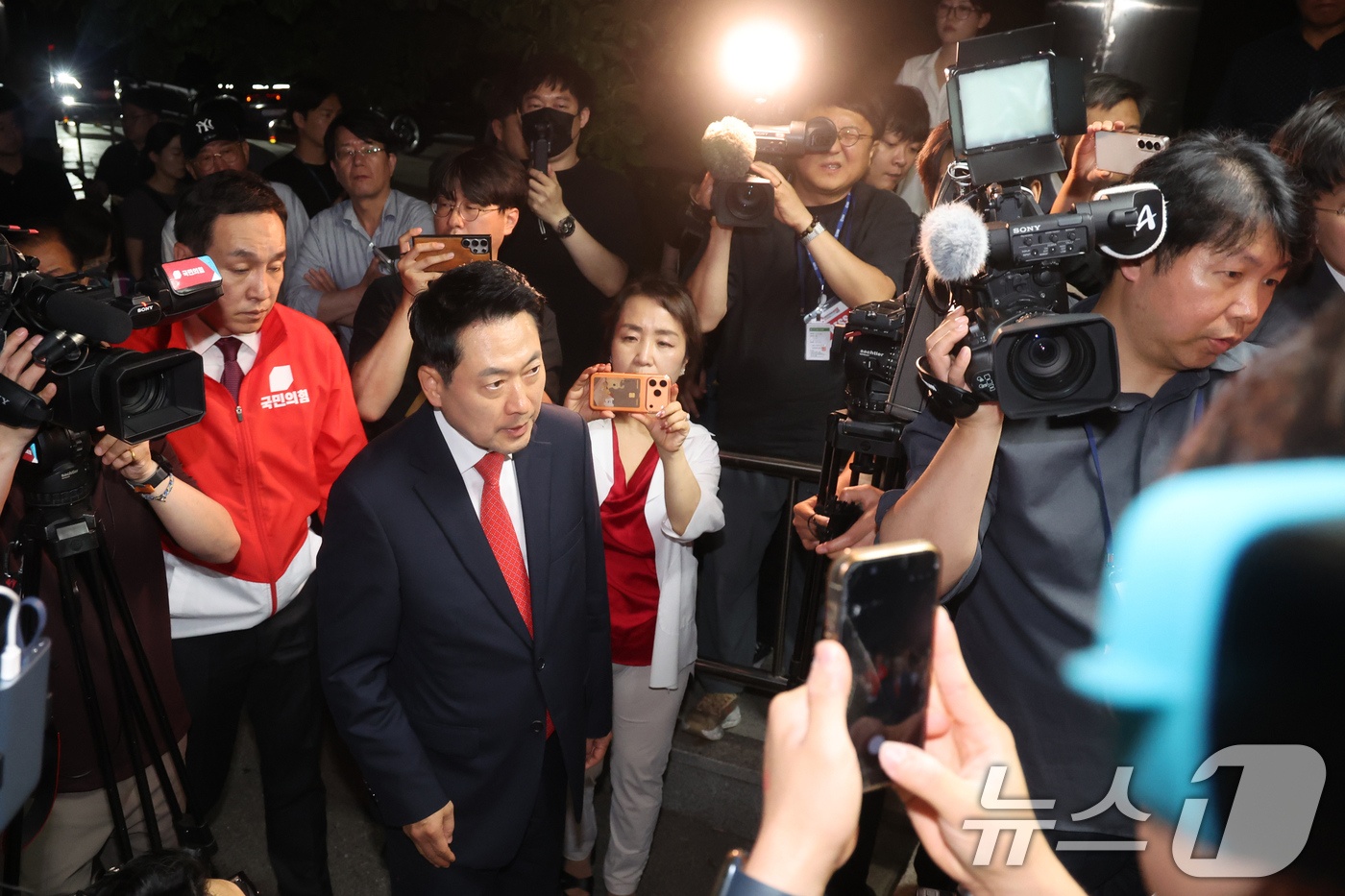 (서울=뉴스1) 황기선 기자 = 장동혁 국민의힘 상임선거대책위원장이 4일 6.3 지방선거 투표소 용지 부족 사태와 관련해 서울시선거관리위원회로 항의 방문을 위해 들어가고 있다. …