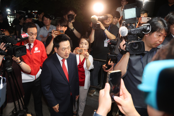 항의 방문 위해 서울시선관위 찾은 장동혁 대표