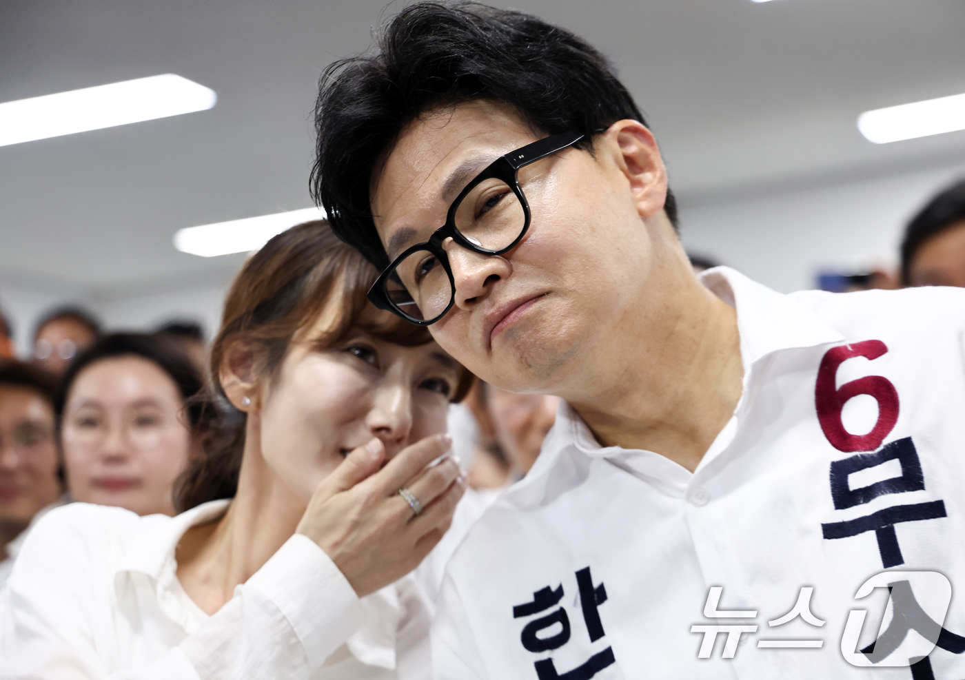 (부산=뉴스1) 최지환 기자 = 한동훈 무소속 부산 북구갑 국회의원 후보와 부인 진은정 변호사가 4일 새벽 부산 북구 선거사무소에서 개표방송을 지켜보며 대화를 나누고 있다. 202 …