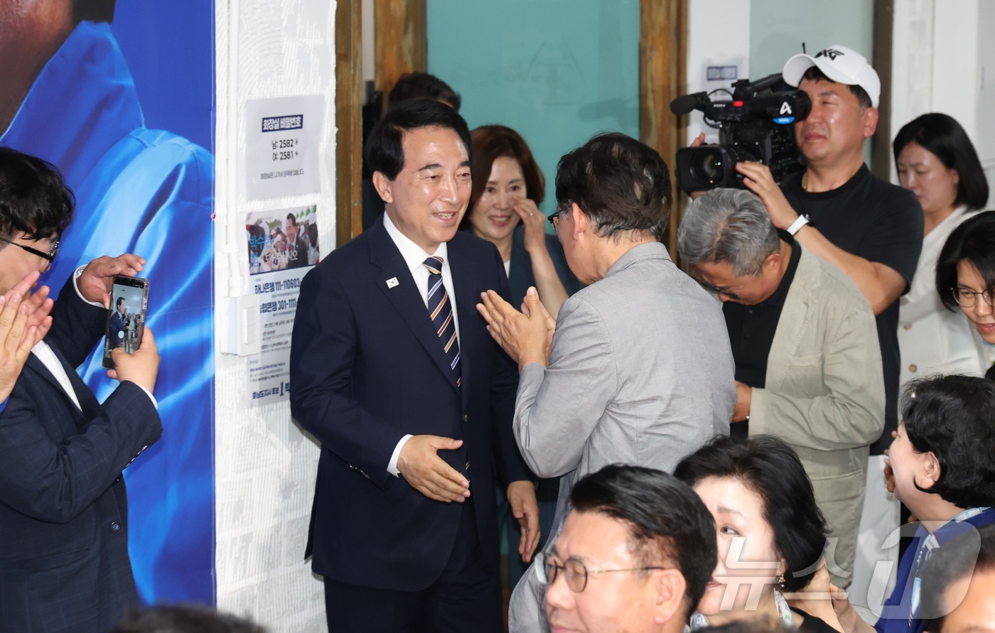 (천안=뉴스1) 김기남 기자 = 박수현 더불어민주당 충남도지사 후보자가 4일 새벽 당선이 유력해지자 지지자들의 환영을 받으며 충남 천안시 선거사무소로 들어서고 있다. 2026.6. …