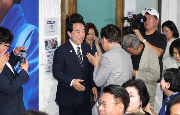 개표상황실 들어서는 박수현 더불어민주당 충남도지사 후보