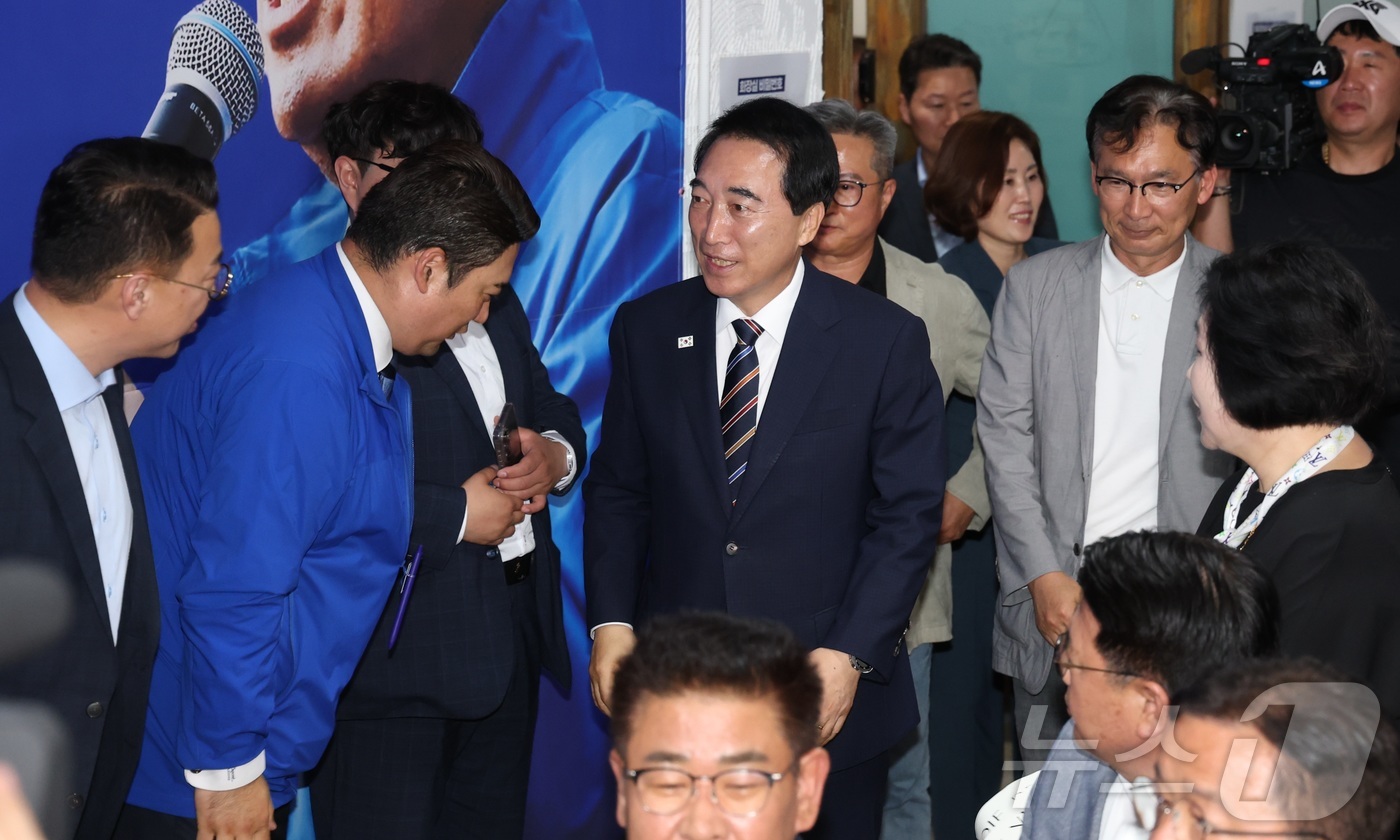 (천안=뉴스1) 김기남 기자 = 박수현 더불어민주당 충남도지사 후보자가 4일 새벽 당선이 유력해지자 지지자들의 환영을 받으며 충남 천안시 선거사무소로 들어서고 있다. 2026.6. …