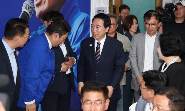 캠프 도착한 박수현 더불어민주당 충남도지사 후보