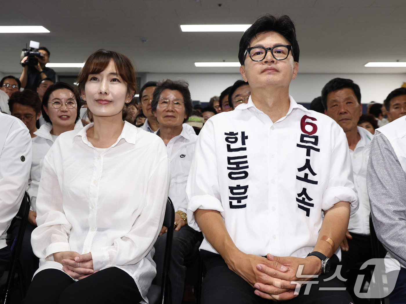 (부산=뉴스1) 최지환 기자 = 한동훈 무소속 부산 북구갑 국회의원 후보와 부인 진은정 변호사가 4일 새벽 부산 북구 선거사무소에서 개표방송을 지켜보고 있다. 2026.6.4/뉴스 …