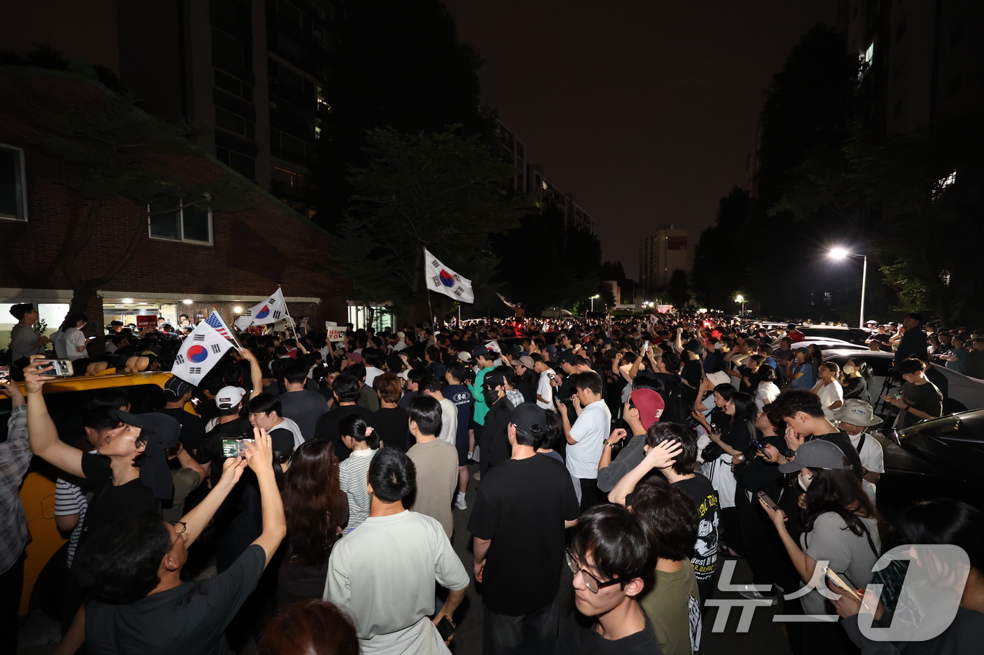 (서울=뉴스1) 박지혜 기자 = 4일 새벽 제9회 전국동시지방선거 및 국회의원 재·보궐선거 본투표일에 투표용지 부족으로 투표 시간이 오후 10시까지 연장됐던 서울 송파구 잠실7동 …