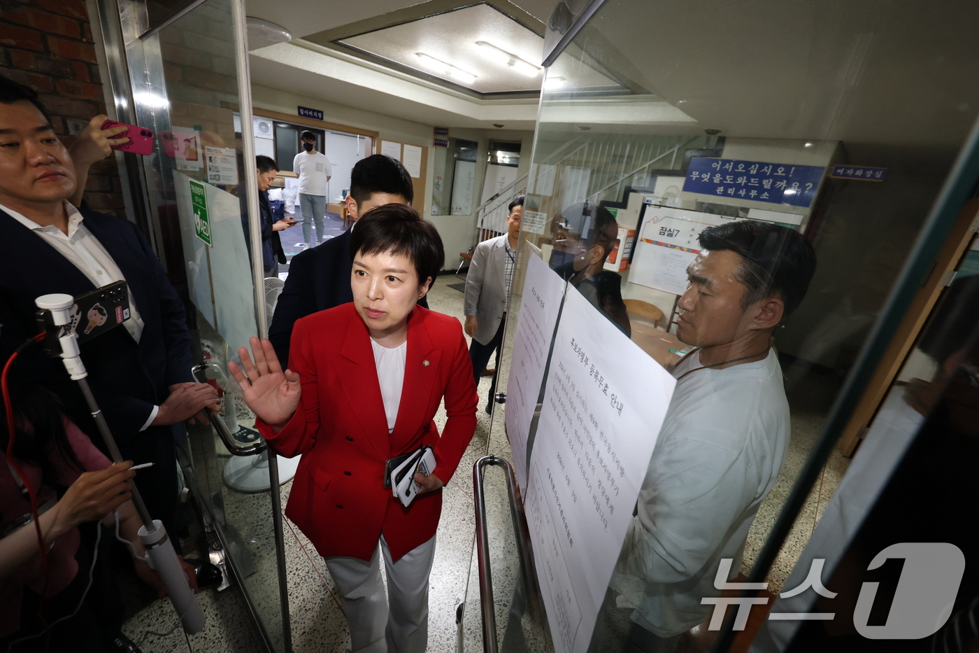 (서울=뉴스1) 박지혜 기자 = 김은혜 국민의힘 의원이 4일 새벽 제9회 전국동시지방선거 및 국회의원 재·보궐선거 본투표일에 투표용지 부족으로 투표 시간이 오후 10시까지 연장됐던 …