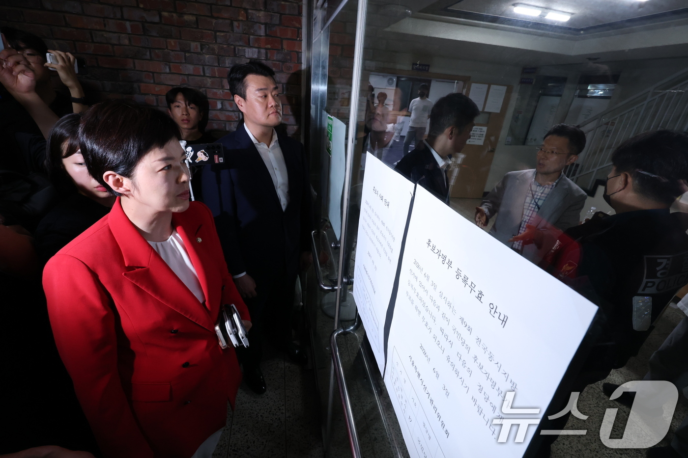 (서울=뉴스1) 박지혜 기자 = 김은혜 국민의힘 의원이 4일 새벽 제9회 전국동시지방선거 및 국회의원 재·보궐선거 본투표일에 투표용지 부족으로 투표 시간이 오후 10시까지 연장됐던 …