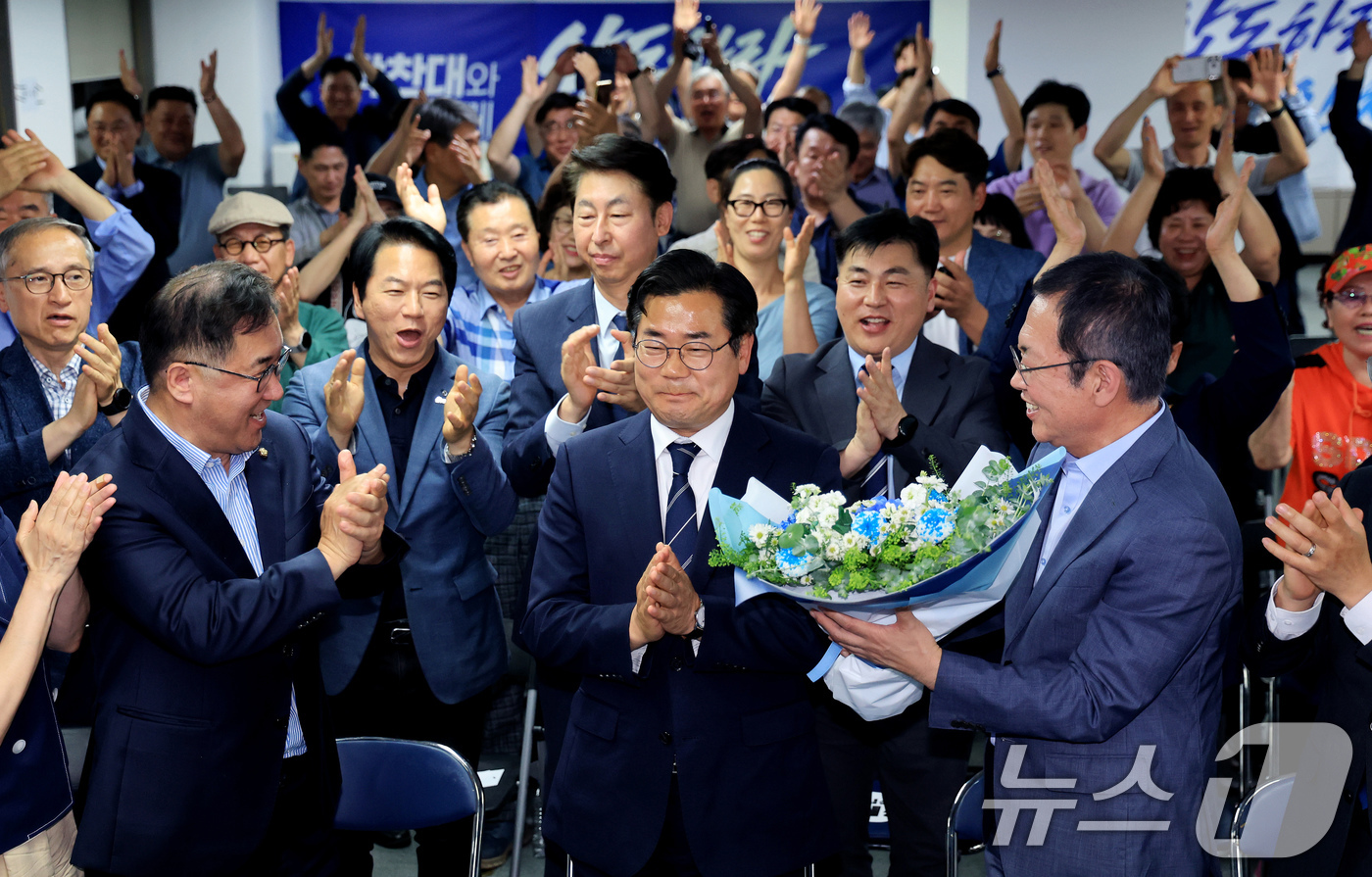 (인천=뉴스1) 이호윤 기자 = 박찬대 더불어민주당 인천시장 후보가 4일 인천 미추홀구 선거사무소에서 당선이 유력해지자 당원들에게 축하받고 있다. 2026.6.4/뉴스1