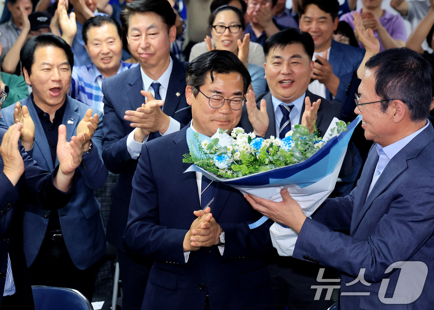 (인천=뉴스1) 이호윤 기자 = 박찬대 더불어민주당 인천시장 후보가 4일 인천 미추홀구 선거사무소에서 당선이 유력해지자 당원들에게 축하받고 있다. 2026.6.4/뉴스1