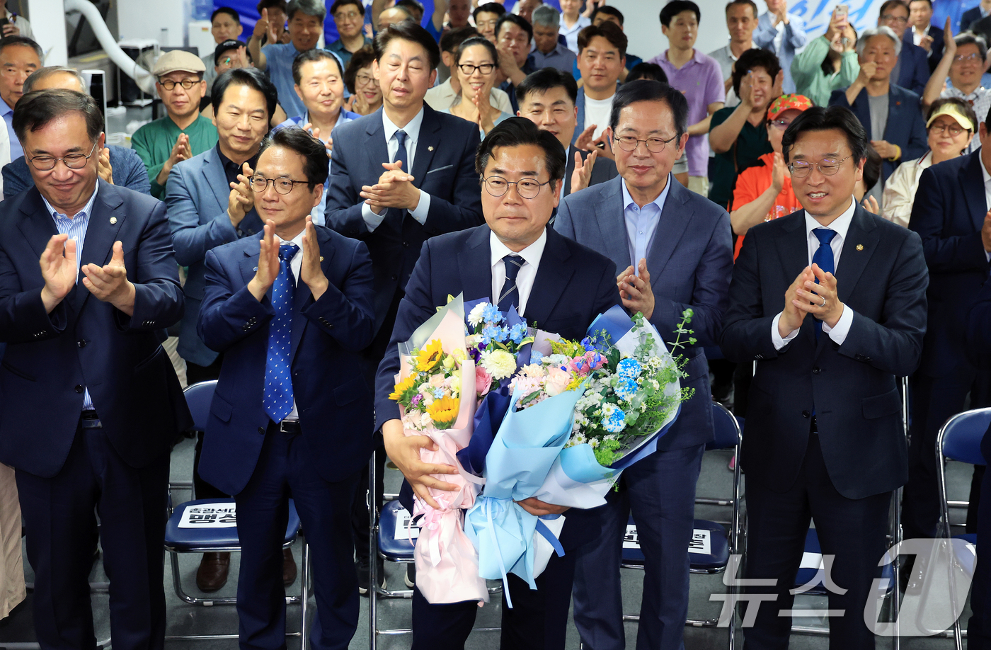 (인천=뉴스1) 이호윤 기자 = 박찬대 더불어민주당 인천시장 후보가 4일 인천 미추홀구 선거사무소에서 당선이 유력해지자 당원들에게 축하받고 있다. 2026.6.4/뉴스1