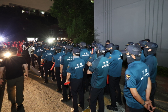 경찰기동대 배치된 잠실7동 제2투표소