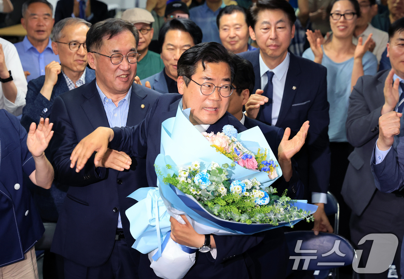 (인천=뉴스1) 이호윤 기자 = 박찬대 더불어민주당 인천시장 후보가 4일 인천 미추홀구 선거사무소에서 당선이 유력해지자 당원들에게 축하받고 있다. 2026.6.4/뉴스1