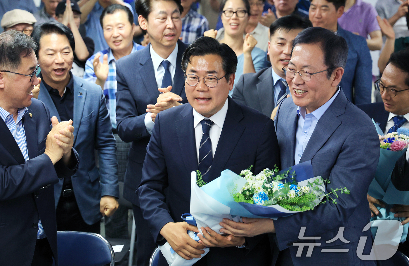 (인천=뉴스1) 이호윤 기자 = 박찬대 더불어민주당 인천시장 후보가 4일 인천 미추홀구 선거사무소에서 당선이 유력해지자 당원들에게 축하받고 있다. 2026.6.4/뉴스1