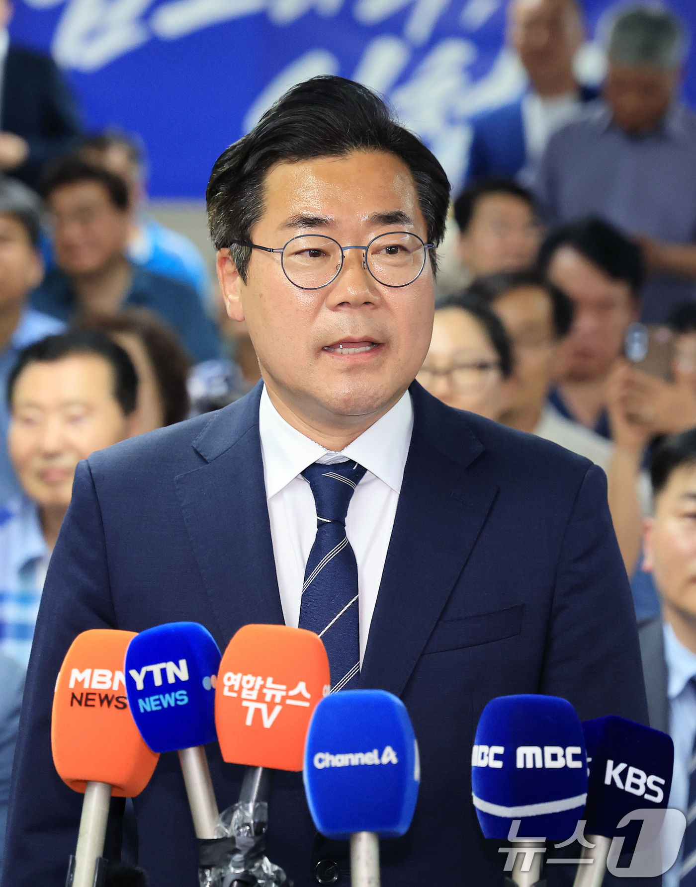 (인천=뉴스1) 이호윤 기자 = 박찬대 더불어민주당 인천시장 후보가 4일 인천 미추홀구 선거사무소에서 당선이 유력해지자 소감을 밝히고 있다. 2026.6.4/뉴스1
