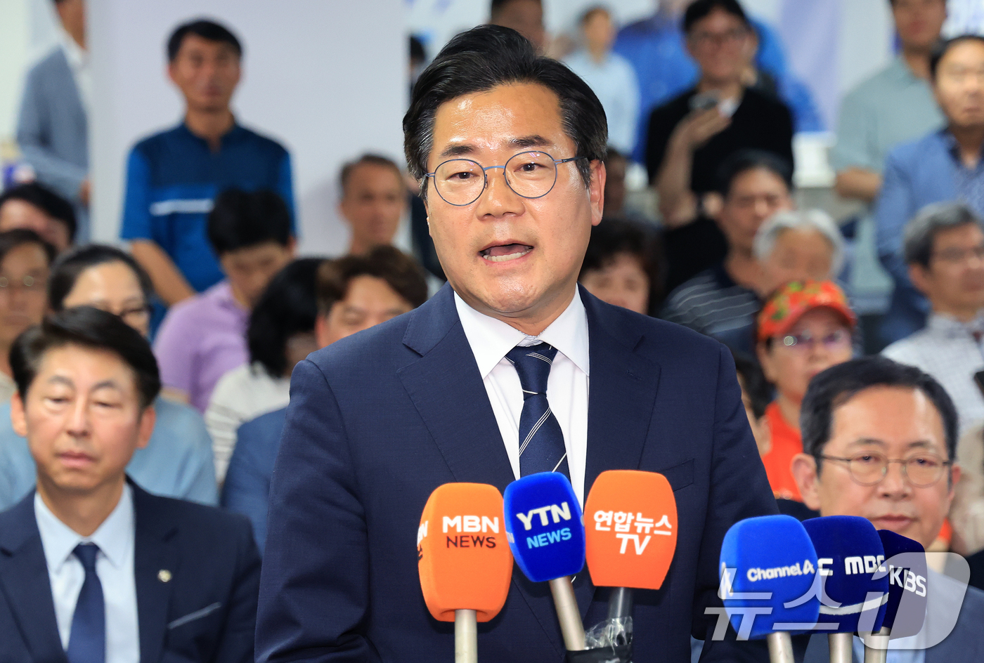 (인천=뉴스1) 이호윤 기자 = 박찬대 더불어민주당 인천시장 후보가 4일 인천 미추홀구 선거사무소에서 당선이 유력해지자 소감을 밝히고 있다. 2026.6.4/뉴스1