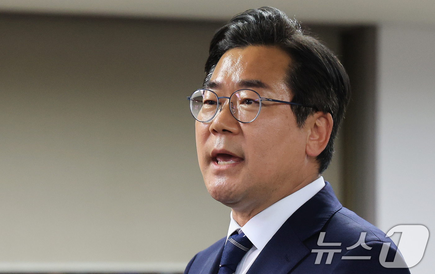 (인천=뉴스1) 이호윤 기자 = 박찬대 더불어민주당 인천시장 후보가 4일 인천 미추홀구 선거사무소에서 당선이 유력해지자 소감을 밝히고 있다. 2026.6.4/뉴스1