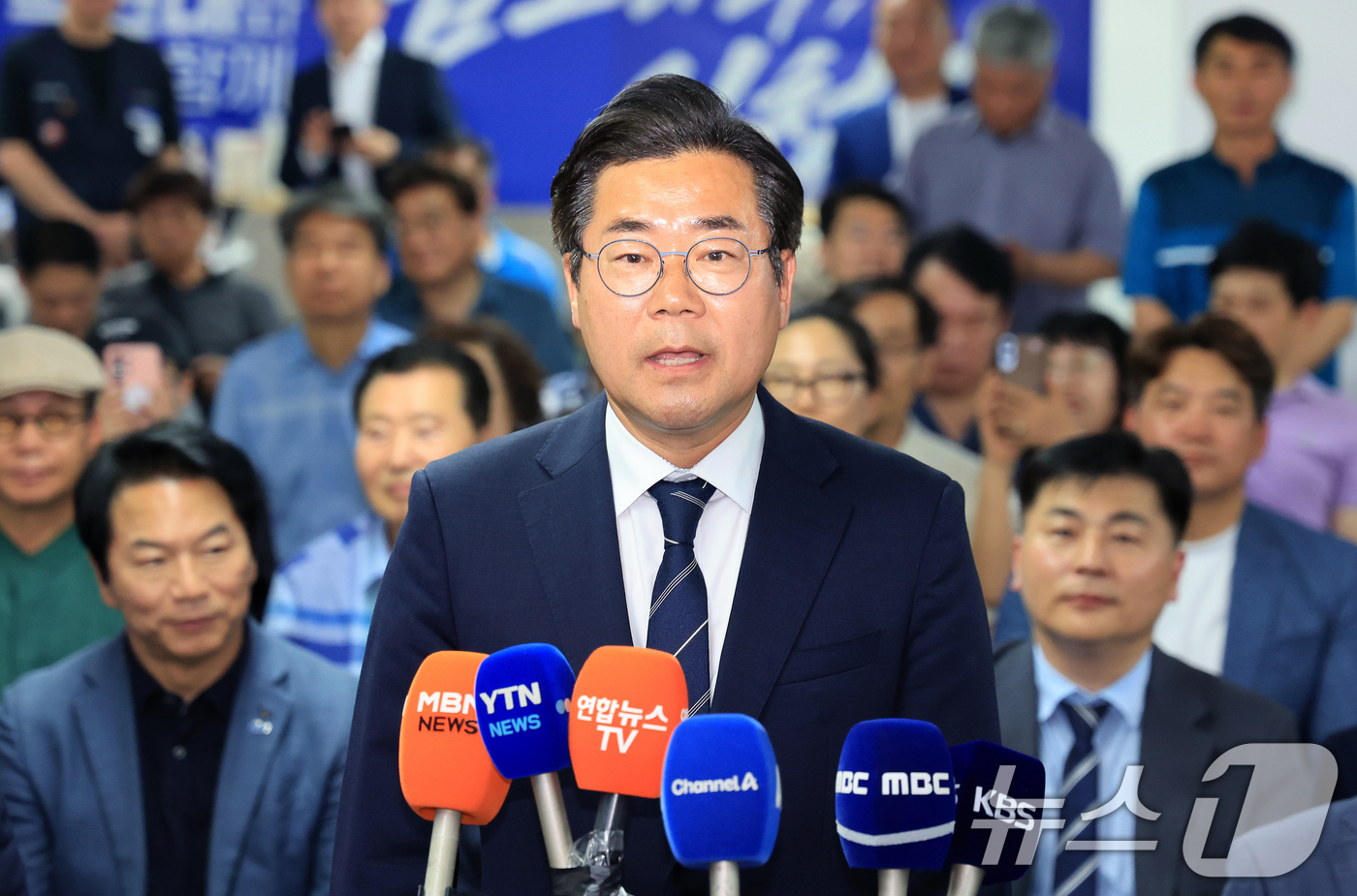 (인천=뉴스1) 이호윤 기자 = 박찬대 더불어민주당 인천시장 후보가 4일 인천 미추홀구 선거사무소에서 당선이 유력해지자 소감을 밝히고 있다.  2026.6.4/뉴스1