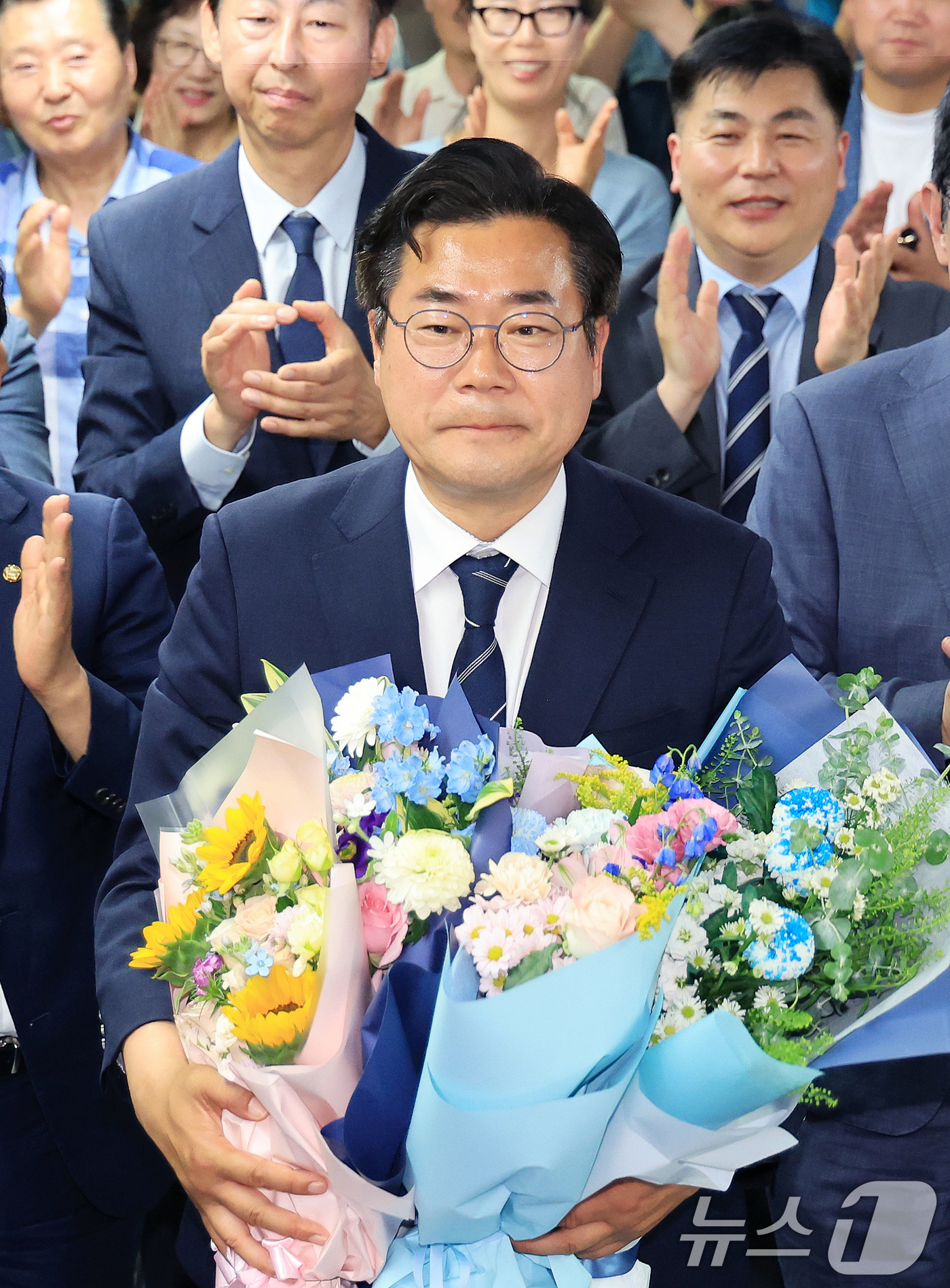 (인천=뉴스1) 이호윤 기자 = 박찬대 더불어민주당 인천시장 후보가 4일 인천 미추홀구 선거사무소에서 당선이 유력해지자 당원들에게 축하받고 있다. 2026.6.4/뉴스1