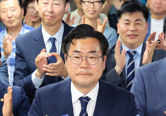 꽃다발 든 박찬대 후보 '당선 유력'