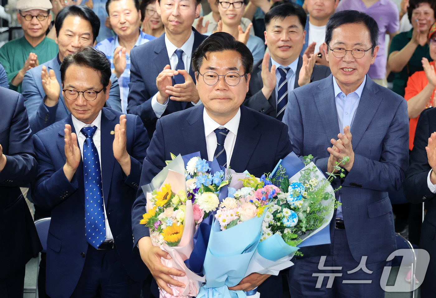 (인천=뉴스1) 이호윤 기자 = 박찬대 더불어민주당 인천시장 후보가 4일 인천 미추홀구 선거사무소에서 당선이 유력해지자 당원들에게 축하받고 있다. 2026.6.4/뉴스1