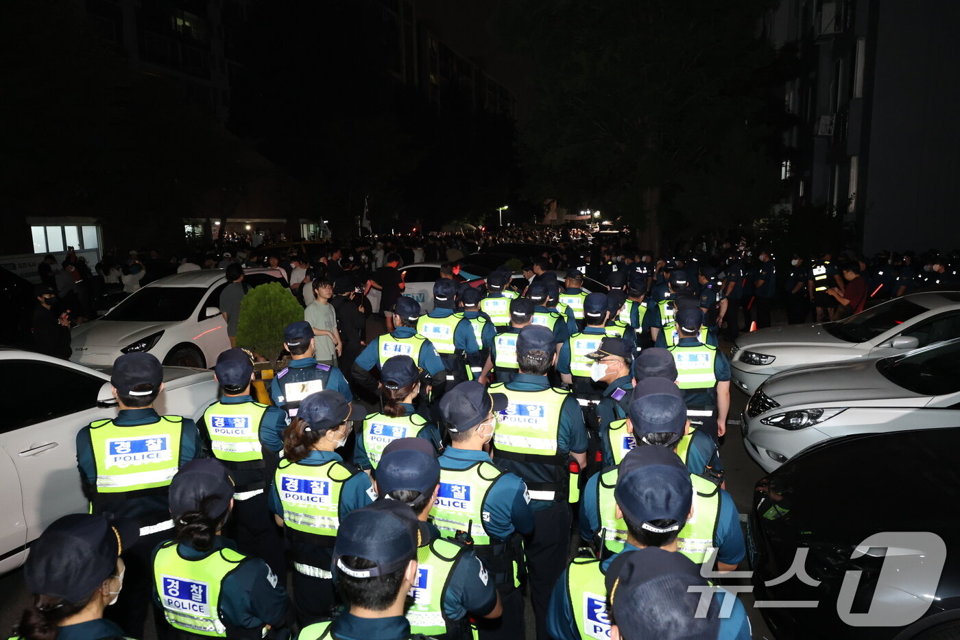 본문 이미지 - 제9회 전국동시지방선거 및 국회의원 재·보궐선거 본투표일에 투표용지 부족으로 투표 시간이 오후 10시까지 연장됐던 서울 송파구 잠실7동 제2투표소에 4일 새벽 경찰기동대가 배치되고 있다. 2026.6.4 ⓒ 뉴스1 박지혜 기자