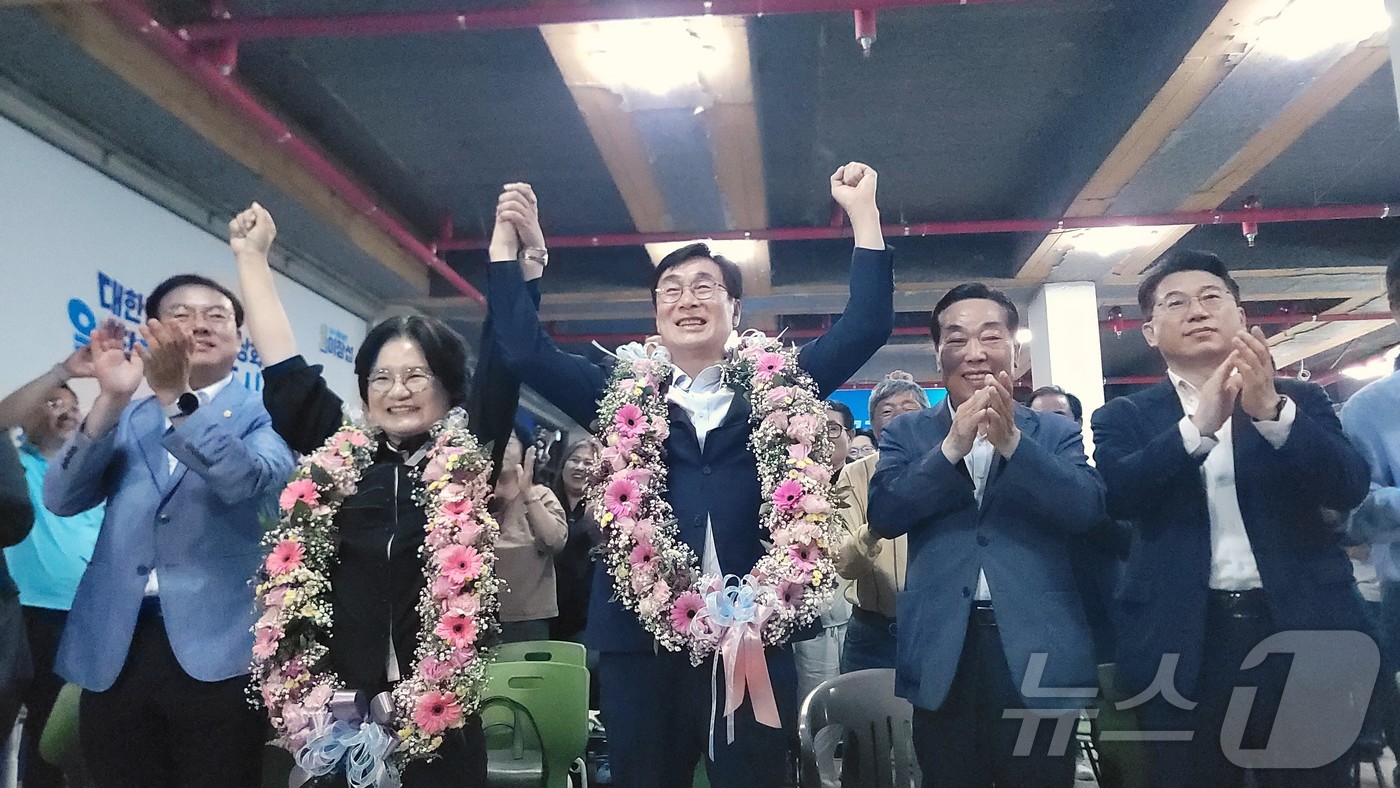 (청주=뉴스1) 임양규 기자 = 이장섭 더불어민주당 청주시장 후보가 4일 새벽 청주시 상당구 방서동 선거사무소에서 당선이 확실시되자 세리머니하고 있다. 2026.6.4/뉴스1