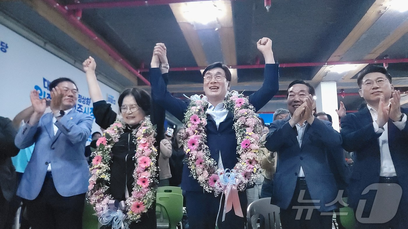 (청주=뉴스1) 임양규 기자 = 이장섭 더불어민주당 청주시장 후보가 4일 새벽 청주시 상당구 방서동 선거사무소에서 당선이 확실시되자 세리머니하고 있다. 2026.6.4/뉴스1