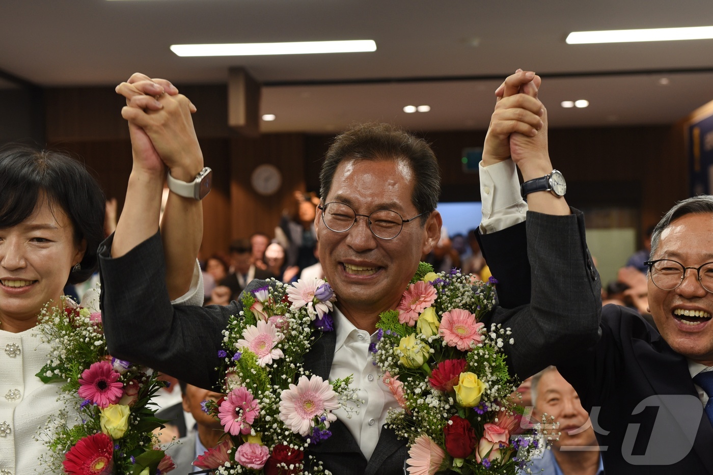 (순천=뉴스1) 김성준 기자 = 손훈모 더불어민주당 순천시장 후보가 4일 6·3 지방선거에서 당선이 확실시되자 캠프에서 꽃목걸이를 걸고 환호하고 있다.  2026.6.4/뉴스1