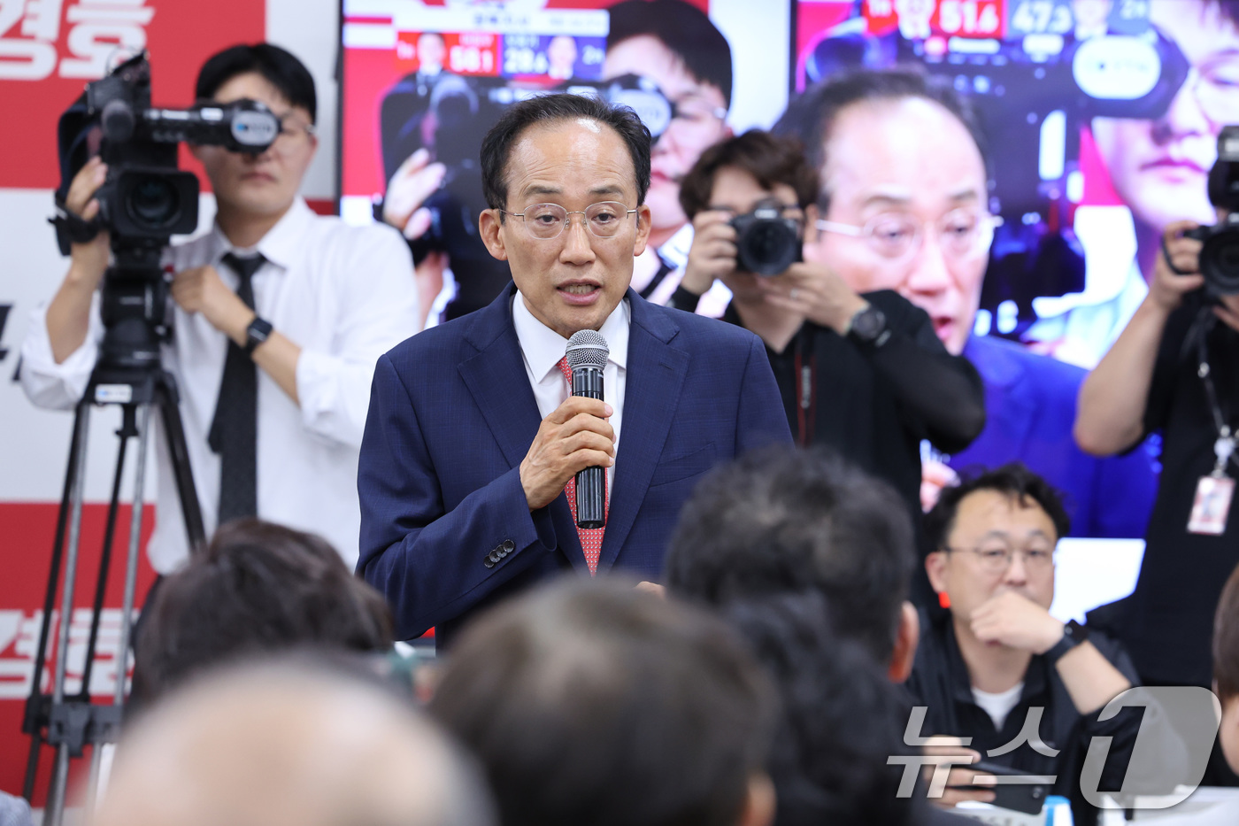 (대구=뉴스1) 신웅수 기자 = 추경호 국민의힘 대구시장 후보가 4일 대구 수성구에 마련된 자신의 선거사무소에서 개표 상황에 대한 입장을 밝히고 있다. 2026.6.4/뉴스1