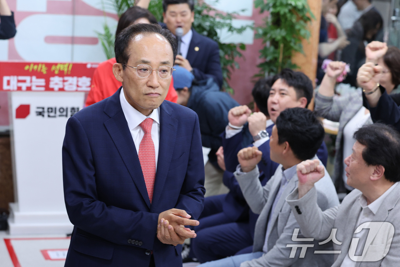 (대구=뉴스1) 신웅수 기자 = 추경호 국민의힘 대구시장 후보가 4일 대구 수성구에 마련된 자신의 선거사무소로 들어서고 있다. 2026.6.4/뉴스1