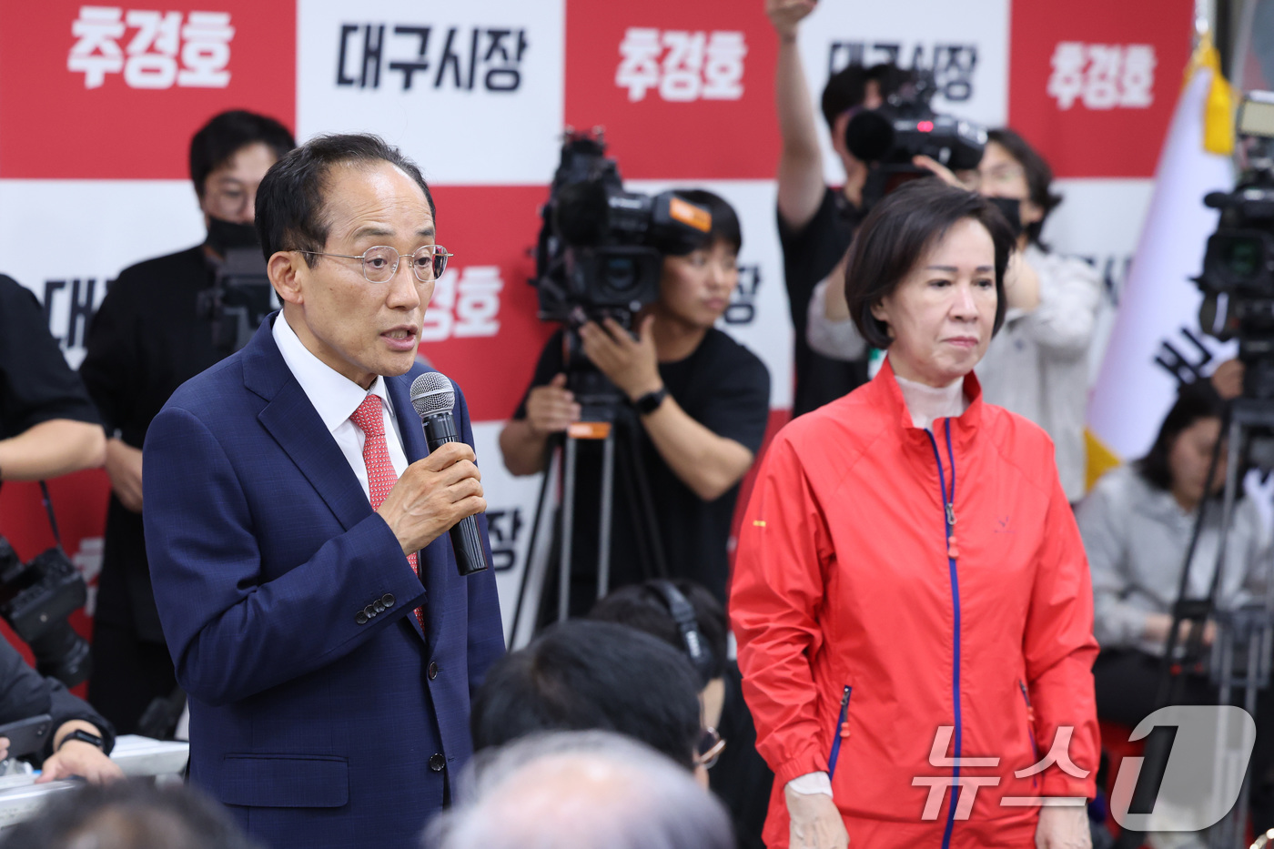 (대구=뉴스1) 신웅수 기자 = 추경호 국민의힘 대구시장 후보가 4일 대구 수성구에 마련된 자신의 선거사무소에서 개표 상황에 대한 입장을 밝히고 있다. 2026.6.4/뉴스1
