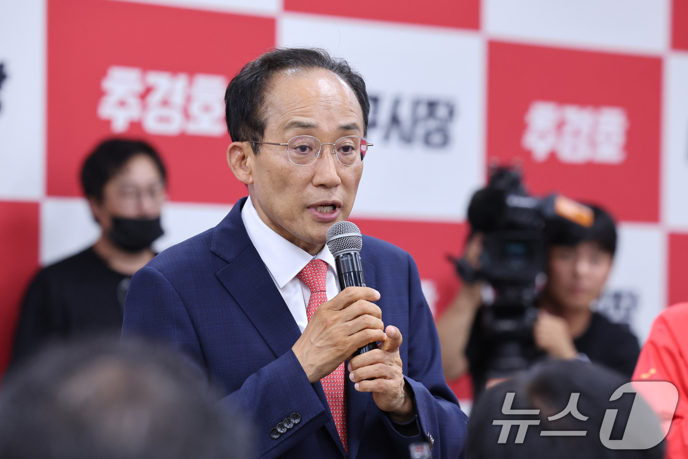 (대구=뉴스1) 신웅수 기자 = 추경호 국민의힘 대구시장 후보가 4일 대구 수성구에 마련된 자신의 선거사무소에서 개표 상황에 대한 입장을 밝히고 있다. 2026.6.4/뉴스1
