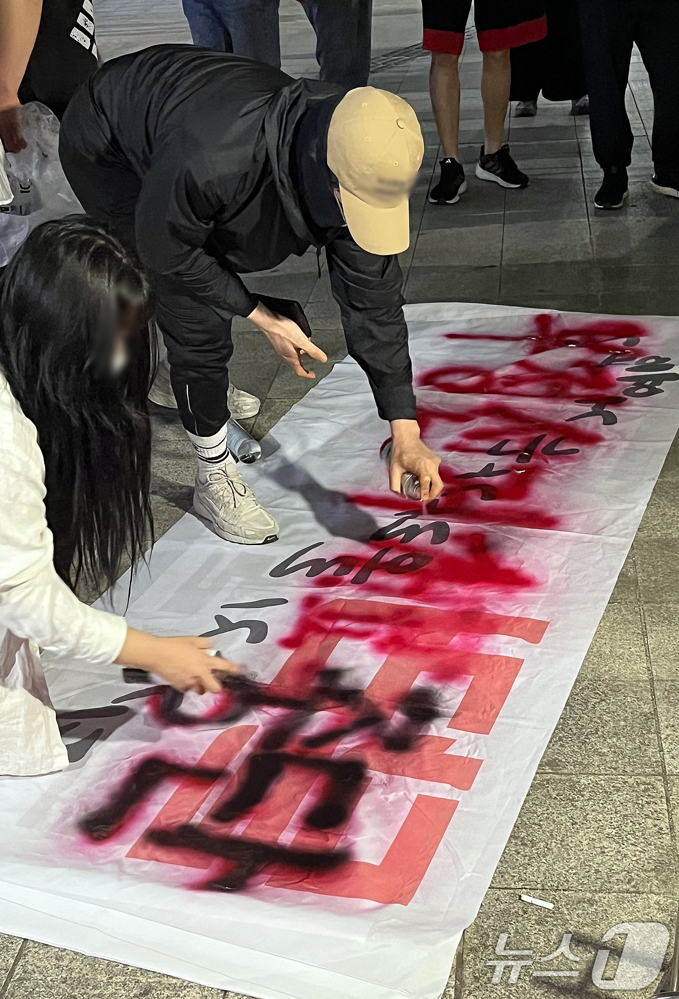 (대구=뉴스1) 공정식 기자 = 4일 오전 대구 달서구 김부겸 더불어민주당 대구시장 후보 선거캠프 앞에서 '6·3 지방선거 투표용지 부족' 사태 관련, 부정선거를 주장하는 시민들이 …