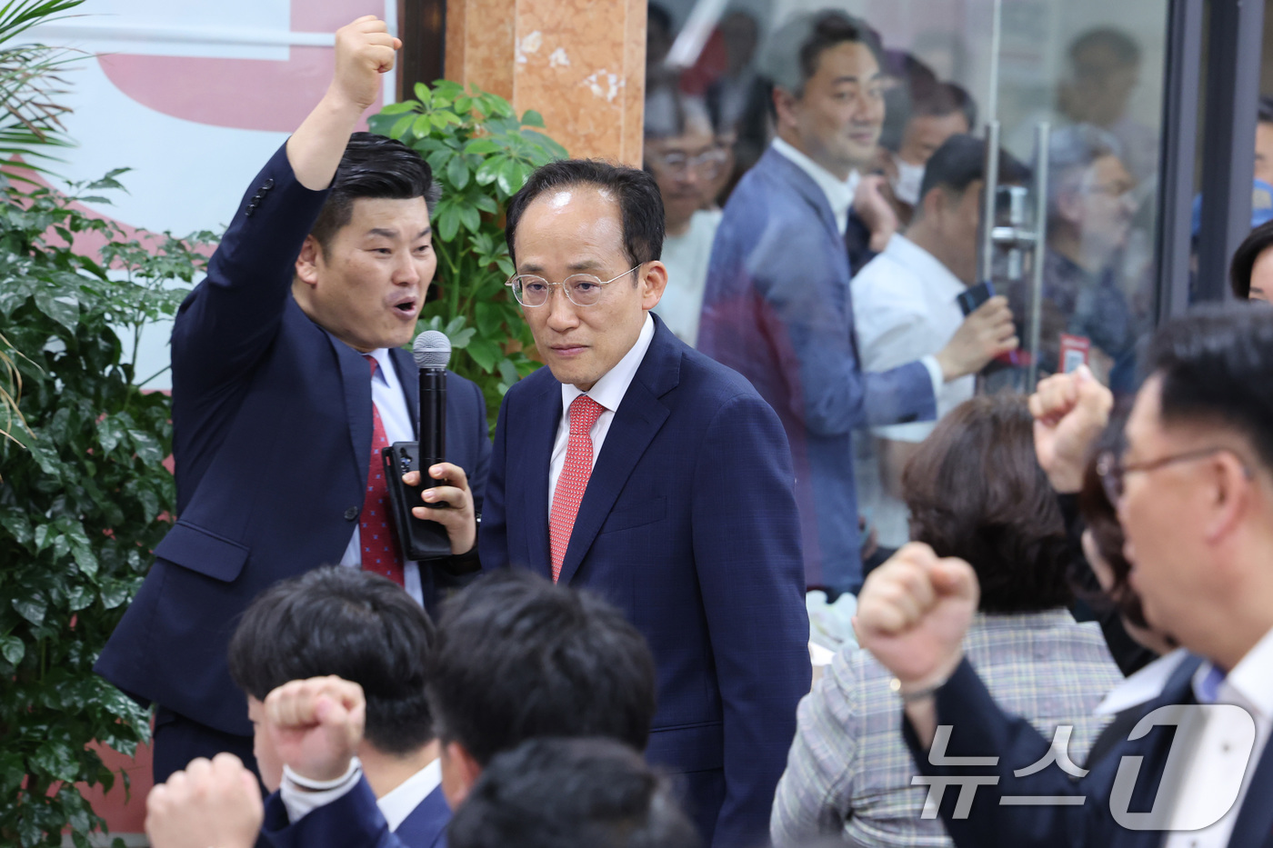 (대구=뉴스1) 신웅수 기자 = 추경호 국민의힘 대구시장 후보가 4일 대구 수성구에 마련된 자신의 선거사무소로 들어서고 있다. 2026.6.4/뉴스1
