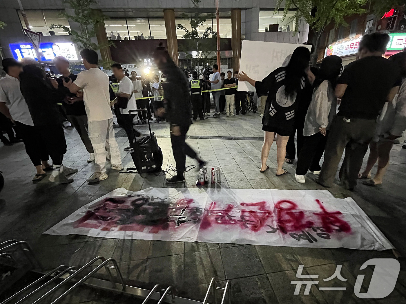 (대구=뉴스1) 공정식 기자 = 4일 오전 대구 달서구 김부겸 더불어민주당 대구시장 후보 선거캠프 앞에서 '6·3 지방선거 투표용지 부족' 사태 관련, 부정선거를 주장하는 시민들이 …
