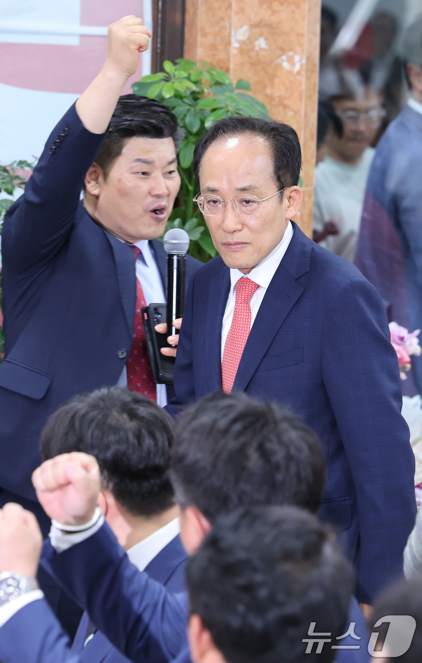 (대구=뉴스1) 신웅수 기자 = 추경호 국민의힘 대구시장 후보가 4일 대구 수성구에 마련된 자신의 선거사무소로 들어서고 있다. 2026.6.4/뉴스1