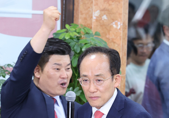 환호 속 입장하는 추경호